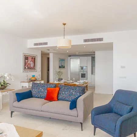 Luxury 4 Bedroom Flat With A Fantastic Sea View