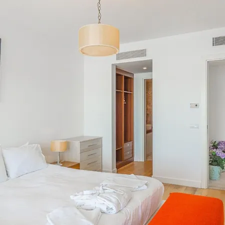 Apartment Luxury 4 Bedroom Flat With A Fantastic Sea View *