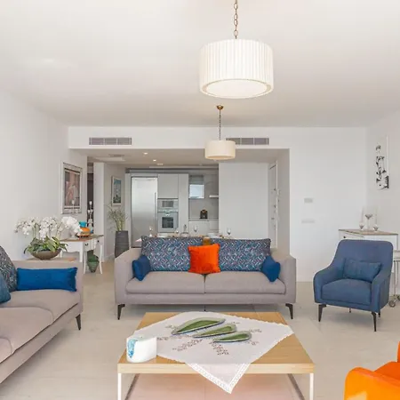 Apartment Luxury 4 Bedroom Flat With A Fantastic Sea View *