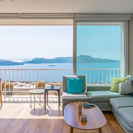 Luxury 4 Bedroom Flat With A Fantastic Sea View *
