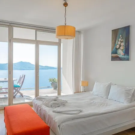Luxury 4 Bedroom Flat With A Fantastic Sea View *